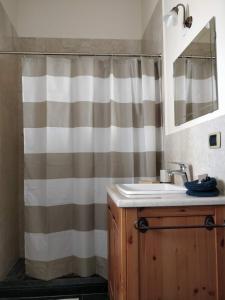 baño con lavabo y cortina de ducha en B&B Il Castellaro Zocca, en Zocca