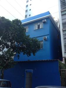 un edificio blu con un albero di fronte di Copacabana Hostel a Rio de Janeiro