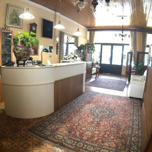 una cucina con bancone e tappeto sul pavimento di Hotel La Bussola a Padenghe sul Garda