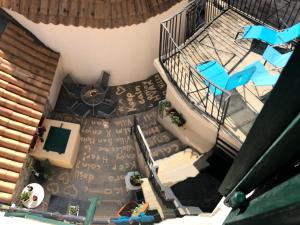 Elle offre une vue sur un escalier avec des chaises bleues. dans l'établissement Villa San Marco, à Hvar