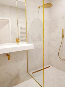 łazienka z umywalką i lustrem w obiekcie Two-bedroom apartment 'Taupé' w Wiedniu