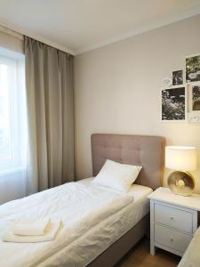 sypialnia z łóżkiem, lampą i oknem w obiekcie Two-bedroom apartment 'Taupé' w Wiedniu
