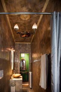 瓦雷澤的住宿－奧茲共和國客房旅館，一间带水槽和镜子的浴室