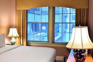 Postel nebo postele na pokoji v ubytování Hotel Lombardy