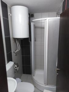 A bathroom at POP MARKOV