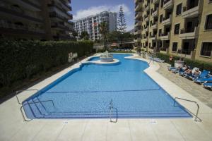 duży basen w środku budynku w obiekcie Apartamento Ronda 4 - Los Boliches w mieście Fuengirola