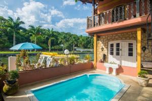 einen Pool auf der Terrasse eines Hauses in der Unterkunft Pousada Casa do Rio - 8 min do Centro Hístorico in Paraty