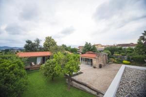 una vista aérea de una casa con patio en Casa Lugar da Aldeia en Barcelos