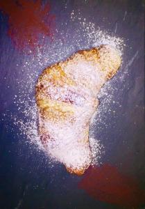 un trozo de comida en una bandeja con azúcar en polvo en Affittacamere Rollando, en Vernazza