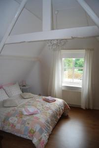 un dormitorio con una cama y una ventana en Bed&Brood De StraVerdonk, en Graft