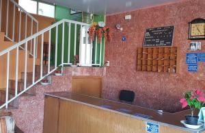 ein Restaurant mit Theke und Treppe in der Unterkunft HOTEL DON JESUS (MORELOS) in Aguascalientes