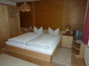 Łóżko lub łóżka w pokoju w obiekcie Pension Holzmann