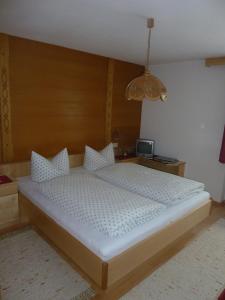 Łóżko lub łóżka w pokoju w obiekcie Pension Holzmann