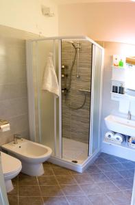 a bathroom with a shower and a toilet and a sink at Il Giardino della Musica in San Giuliano