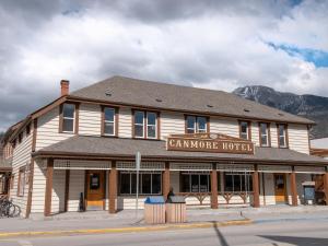 un edificio con un cartel que lee hotel Campmore en PARTY HOSTEL - The Canmore Hotel Hostel, en Canmore