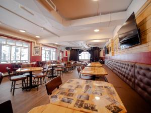 Ресторан / где поесть в PARTY HOSTEL - The Canmore Hotel Hostel