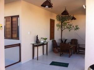 um quarto com uma mesa e uma sala de jantar em Pousada Sua Casa na Barra de São Miguel