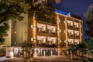 GederaLear Sense Hotel的享有大楼的外部景色