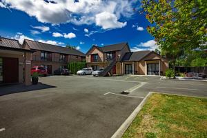 a row of houses in a parking lot at ASURE Abbella Lodge Motel in Christchurch