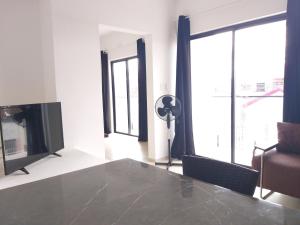 a living room with a table and a television at Premium Loft Lorena in Lorena