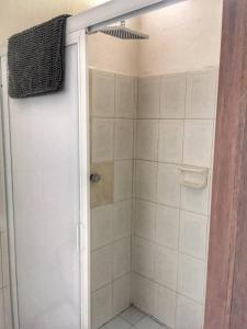 W łazience znajduje się prysznic ze szklanymi drzwiami. w obiekcie Apartamento Parota # w mieście Sayulita