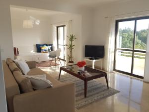 Televisyen dan/atau pusat hiburan di Ocean Cascais - Apartment with Swimming Pool