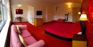ein Zimmer mit einem Bett und einem Sofa in einem Zimmer in der Unterkunft The Highfield Hotel in Bradford
