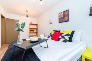 波兹南Sleepway Apartments - Red Metro的客厅配有白色的床和桌子