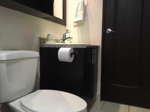 a bathroom with a white toilet and a sink at Apartamento Climatizado, 2 Habitaciones y Piscina in Tegucigalpa +27 photos