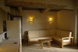 ein Wohnzimmer mit Sofa und Wandbeleuchtung in der Unterkunft B&B Casale di Poggioferro in Scansano