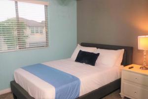 sypialnia z łóżkiem z czarną poduszką w obiekcie Adventure Home Rentals w mieście Phoenix