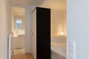 una camera con letto e un bagno con lavandino di Strandlust 21A Appartement a Wittdün