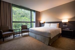 Rúm í herbergi á Platinum Hotel