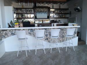 Sohvabaar või baar majutusasutuses Manarra Sea View Resort