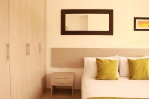 Aparta Suites La Flora tesisinde bir odada yatak veya yataklar