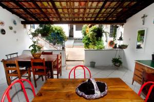 a dining room with a table and chairs and plants at Pousada Casa da Cintia in Diamantina