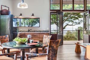 cocina y comedor con mesa y sillas en Holualoa Inn en Kailua-Kona
