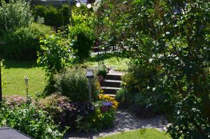 un jardín con un ramo de flores y escaleras en Ferienhaus Stülb, en Zeltingen-Rachtig