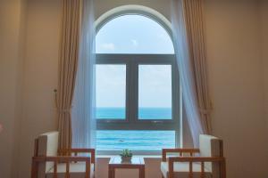 Bazén v ubytování De Lamour Hotel Da Nang nebo v jeho okolí