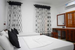 Postel nebo postele na pokoji v ubytování Blue Sky Hotel Yala + 27 fotografií