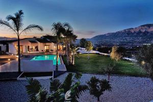 a house with a swimming pool in a yard at Villa Orlando in Jávea