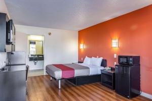 Dapur atau dapur kecil di Motel 6-Little Rock, AR - West