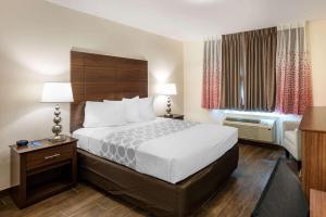 Postel nebo postele na pokoji v ubytování Downtown Hollywood Gardens Inn & Suites