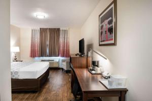 Postel nebo postele na pokoji v ubytování Downtown Hollywood Gardens Inn & Suites