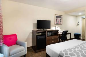 TV a/nebo společenská místnost v ubytování Downtown Hollywood Gardens Inn & Suites