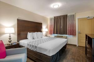 Postel nebo postele na pokoji v ubytování Downtown Hollywood Gardens Inn & Suites