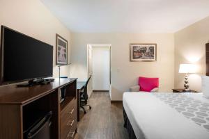 TV a/nebo společenská místnost v ubytování Downtown Hollywood Gardens Inn & Suites