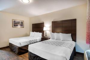 Postel nebo postele na pokoji v ubytování Downtown Hollywood Gardens Inn & Suites