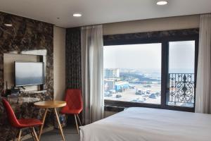 TV a/nebo společenská místnost v ubytování Dream Jeju Hotel