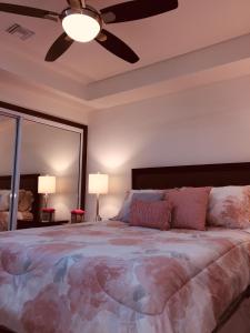 En eller flere senge i et værelse på La Jolla Excellence, Exclusive Front Beach!